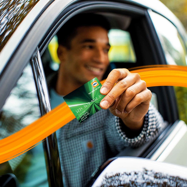 Zwei Männer an einem Verladehof