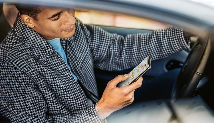 Mann benutzt Smartphone