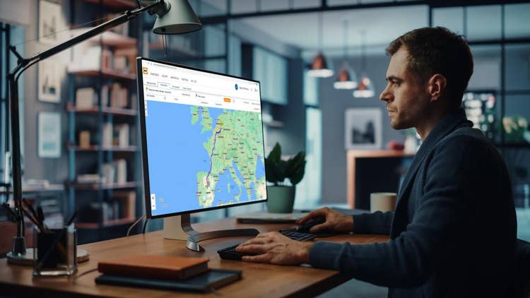 Fachkraft arbeitet am Desktop-Computer mit DKV Maps