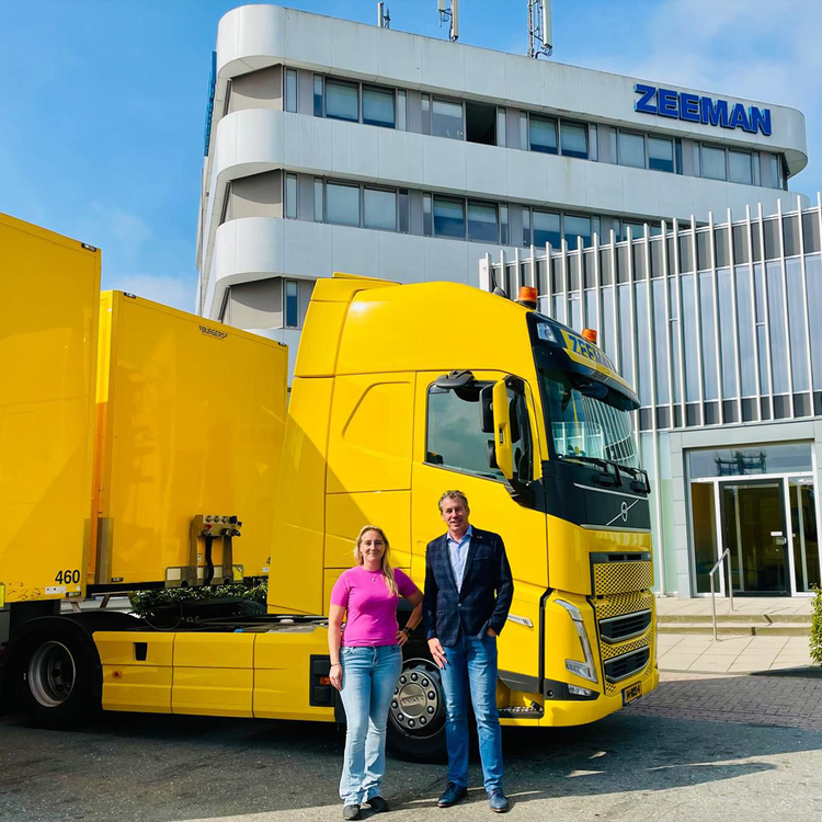 Zwei Menschen vor einem Lkw