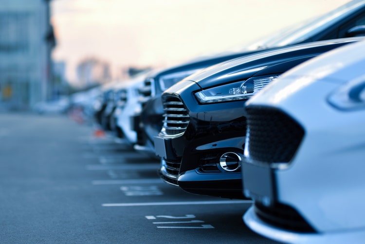 Reihe geparkter Autos, Frontansicht