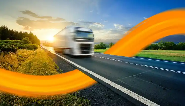 LKW fährt unter Mautkontrolle durch Flagge Niederlande