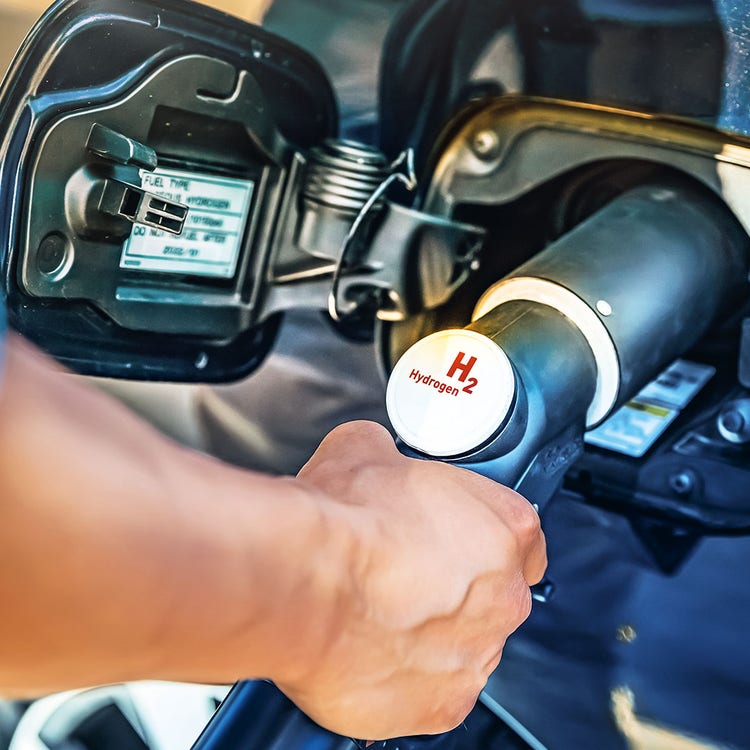 Zwei Männer an einem Verladehof