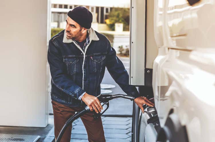 Un hombre reposta su camión con combustibles alternativos