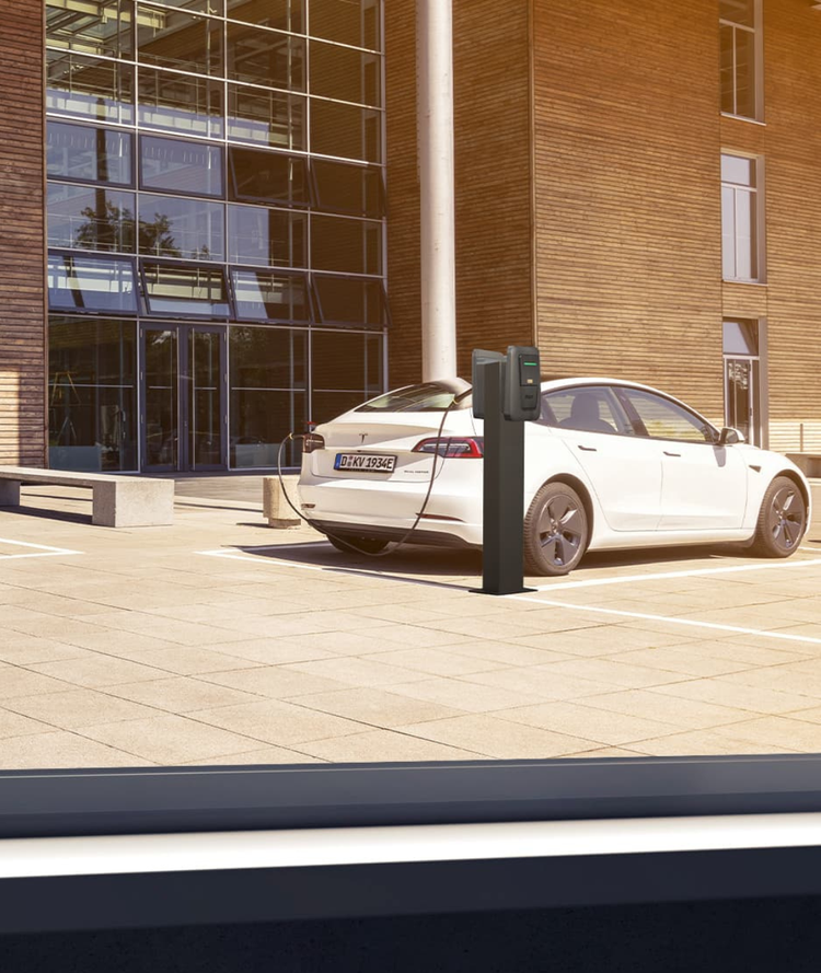 Zwei Männer an einem Verladehof