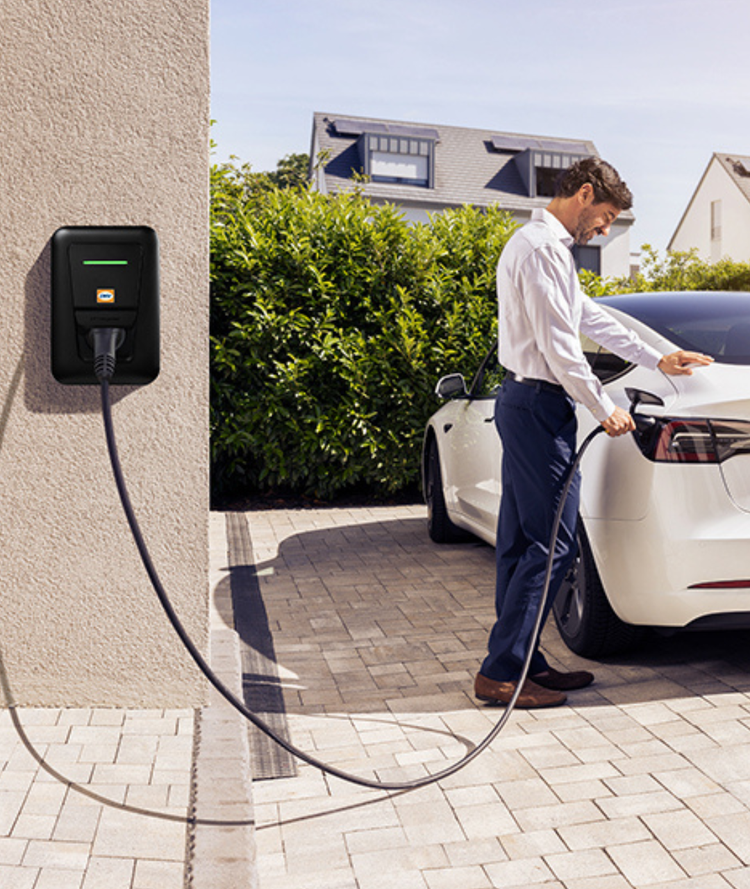 Zwei Männer an einem Verladehof