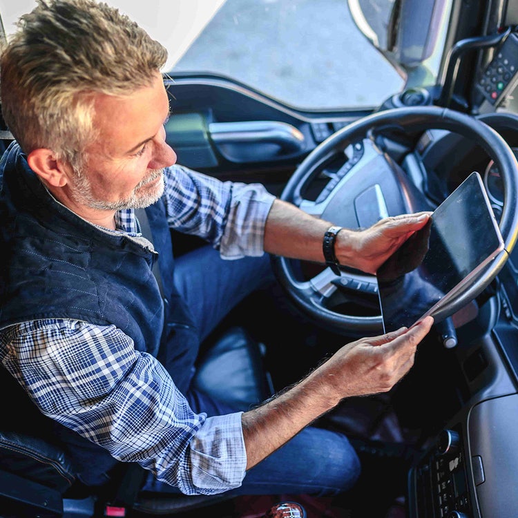 Zwei Männer an einem Verladehof