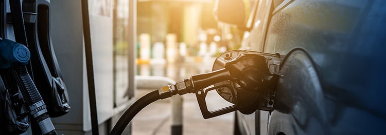 emobilitási tanácsadó két személyautó terhelése a háttérben