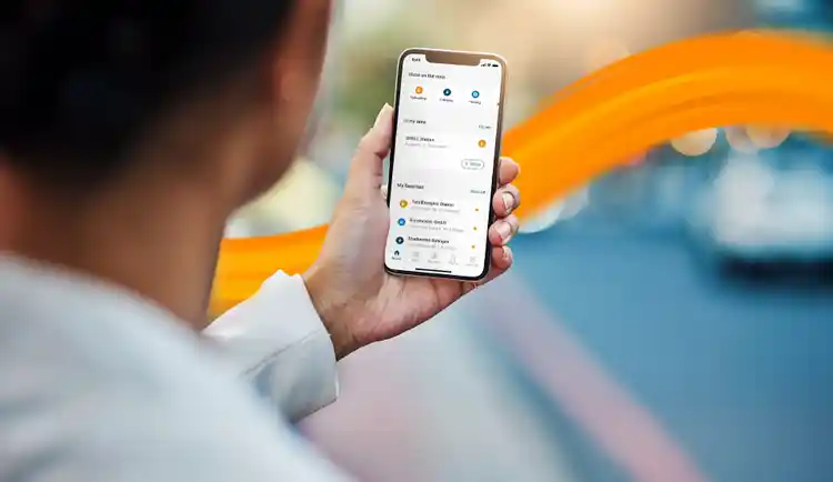 person holding mobilephone with DKV App on it