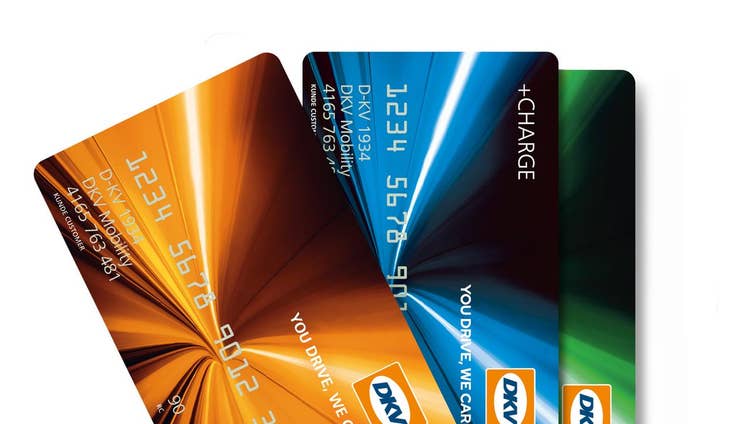 Zwei Männer an einem Verladehof