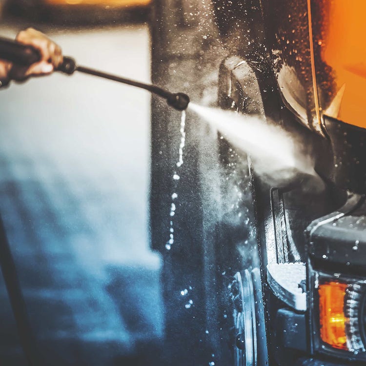 Zwei Männer an einem Verladehof