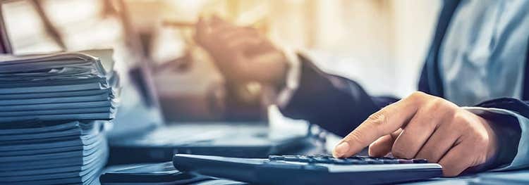 DKV VAT calculating man