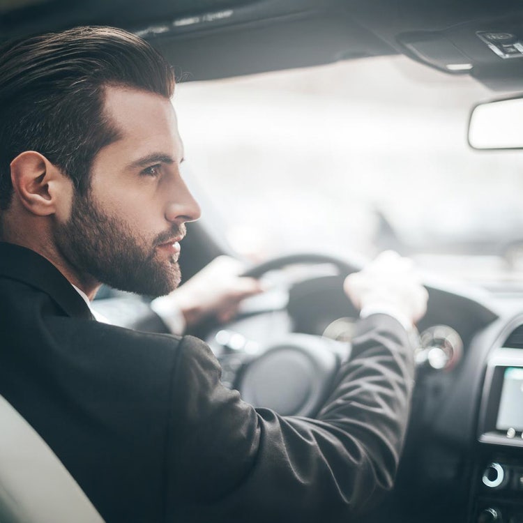 Zwei Männer an einem Verladehof