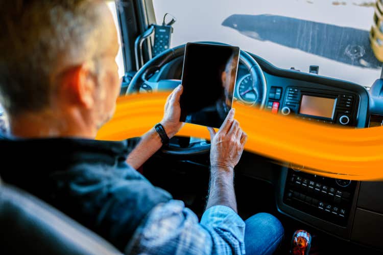 Ranka ateina į paveikslėlį - matote įkraunamą eMobility automobilį