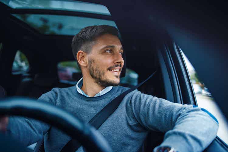 vyras vairuoja automobilį