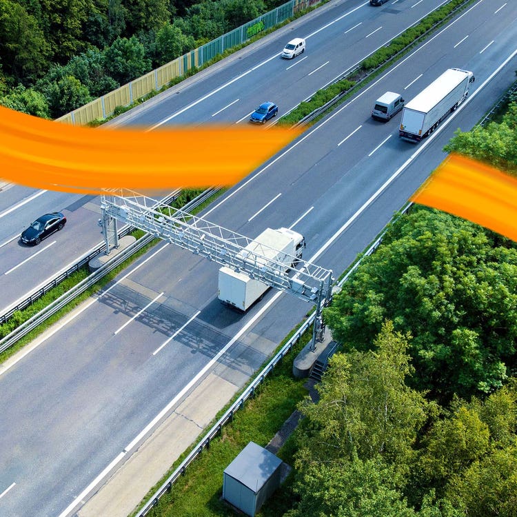 dkv-automobiliai ir sunkvežimiai ant greitkelio