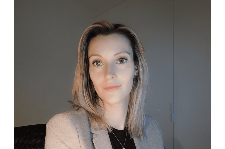 Zwei Männer an einem Verladehof