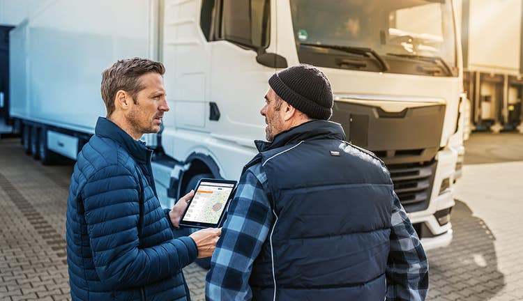 Zwei Männer an einem Verladehof