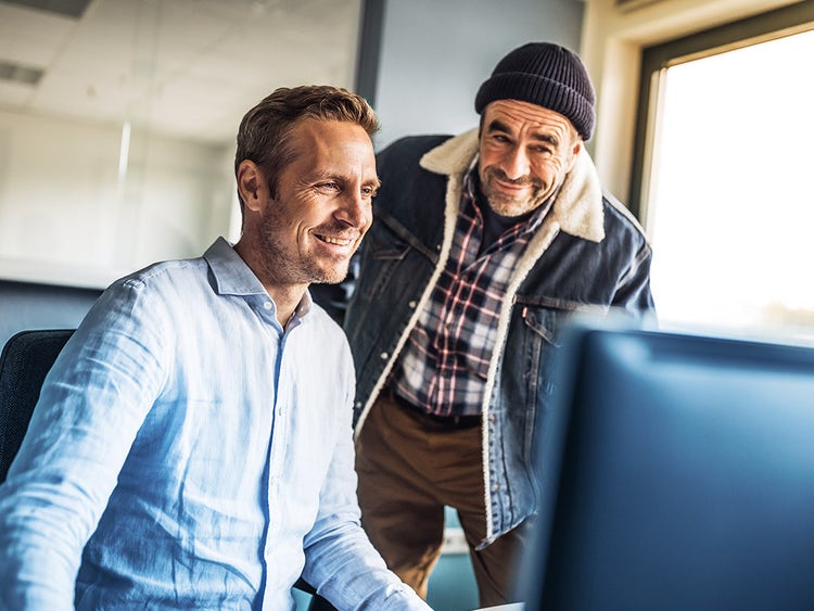 Twee mannen voor een computer.