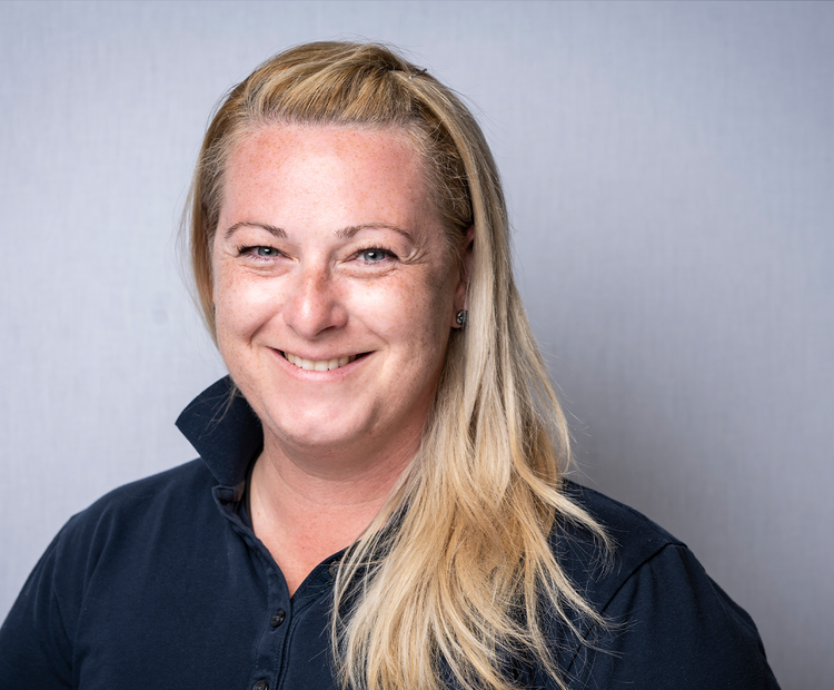 Zwei Männer an einem Verladehof