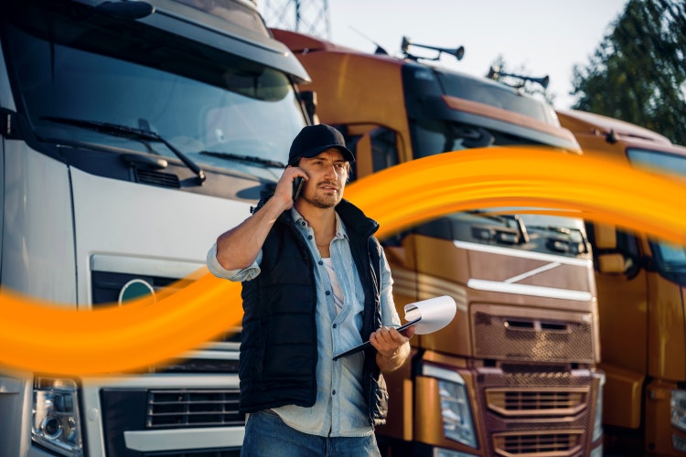 Mann vor Truck telefoniert