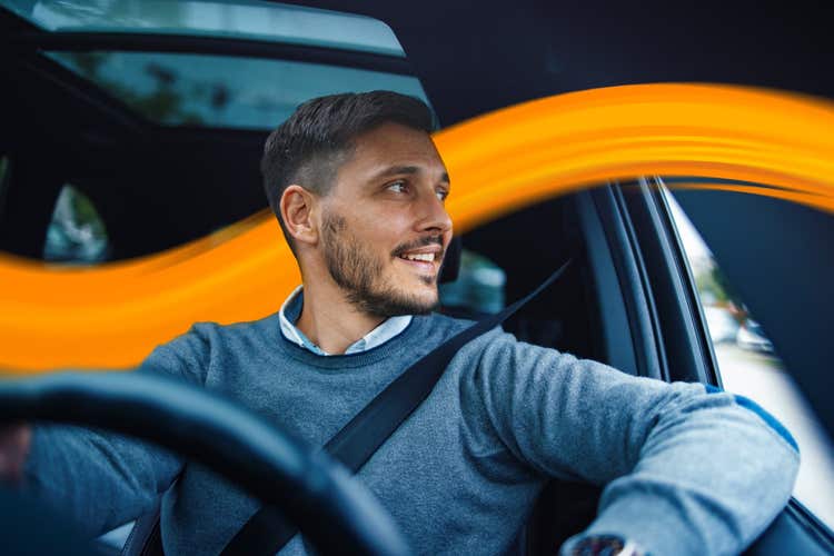 Mann im Auto Sonnenbrille