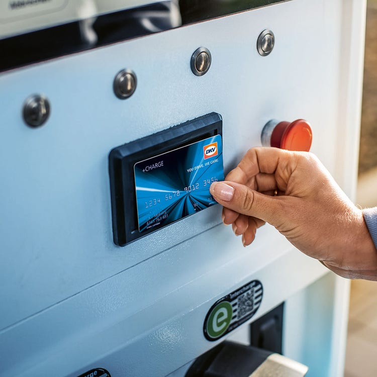 Zwei Männer an einem Verladehof