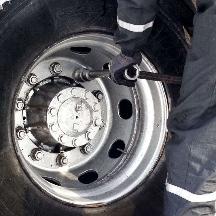 Zwei Männer an einem Verladehof