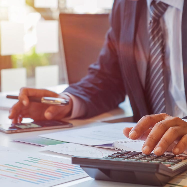 Zwei Männer an einem Verladehof