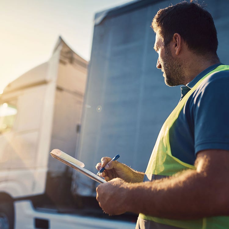 Zwei Männer an einem Verladehof