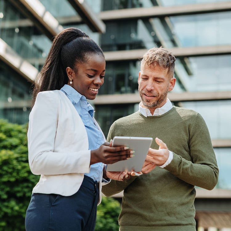 Zwei Männer an einem Verladehof