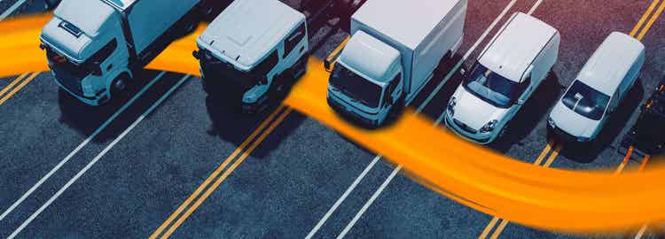 Fahrerin in Lieferwagen