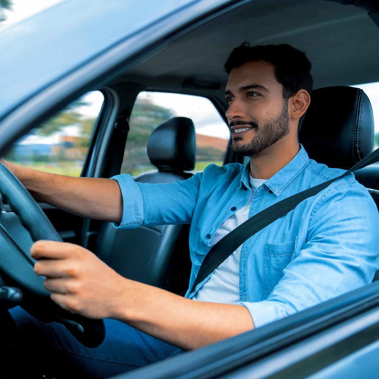 Zwei Männer an einem Verladehof