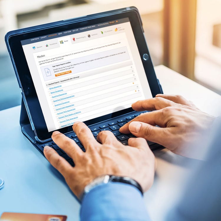 Zwei Männer an einem Verladehof