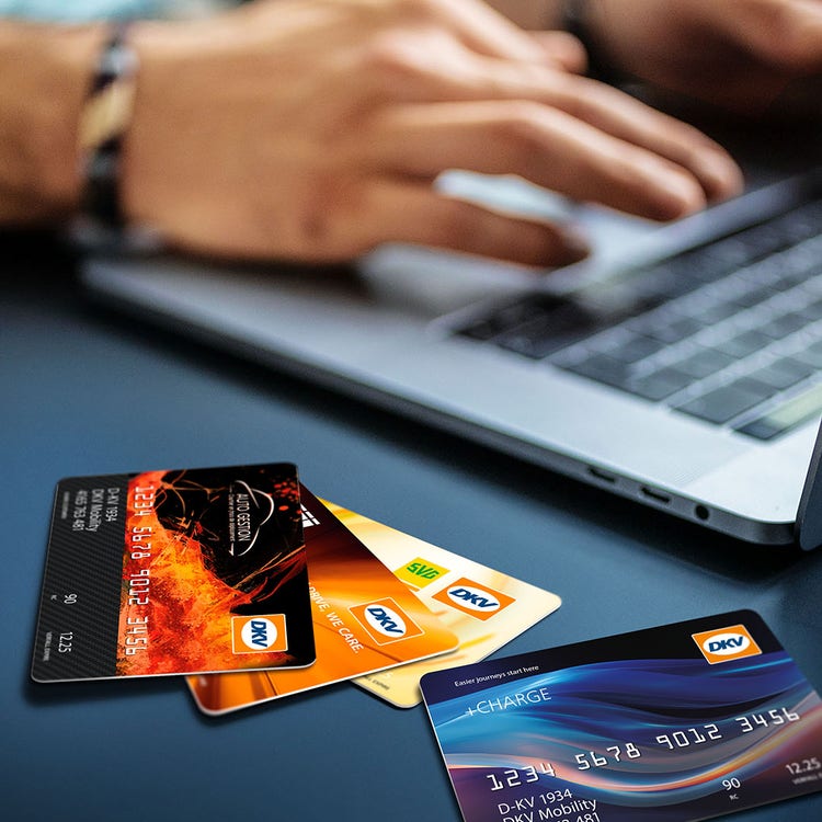 Zwei Männer an einem Verladehof