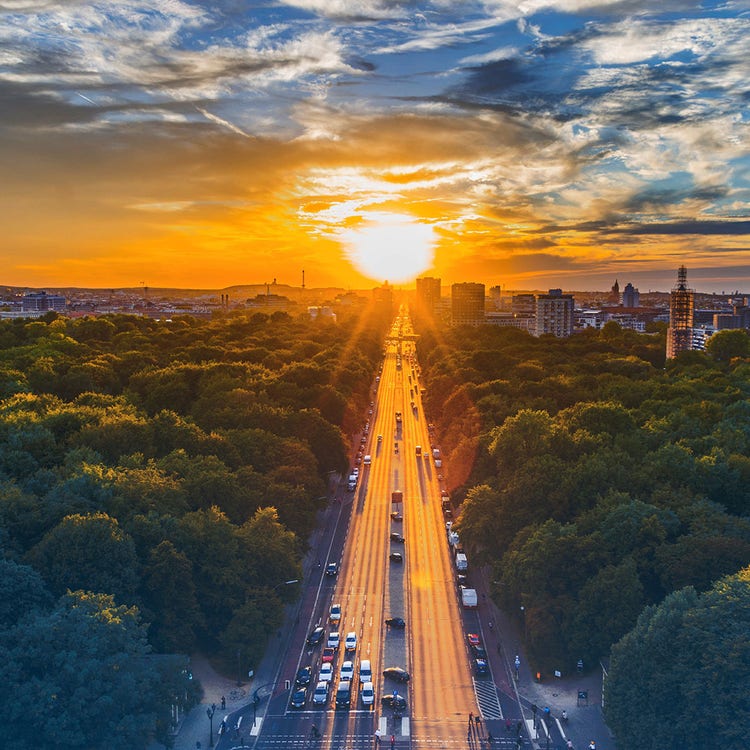 Zwei Männer an einem Verladehof