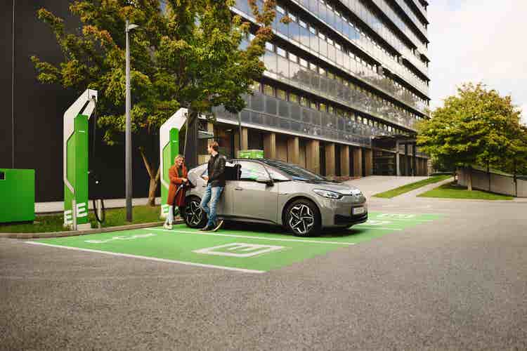 Reihe von Autos auf einem Parkplatz