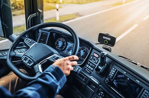 Truckinnenansicht mit OBU an Winschutzscheibe.